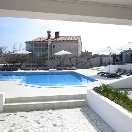 Residenz Benni 3 Mit Beheiztem Grossem Pool Medulin